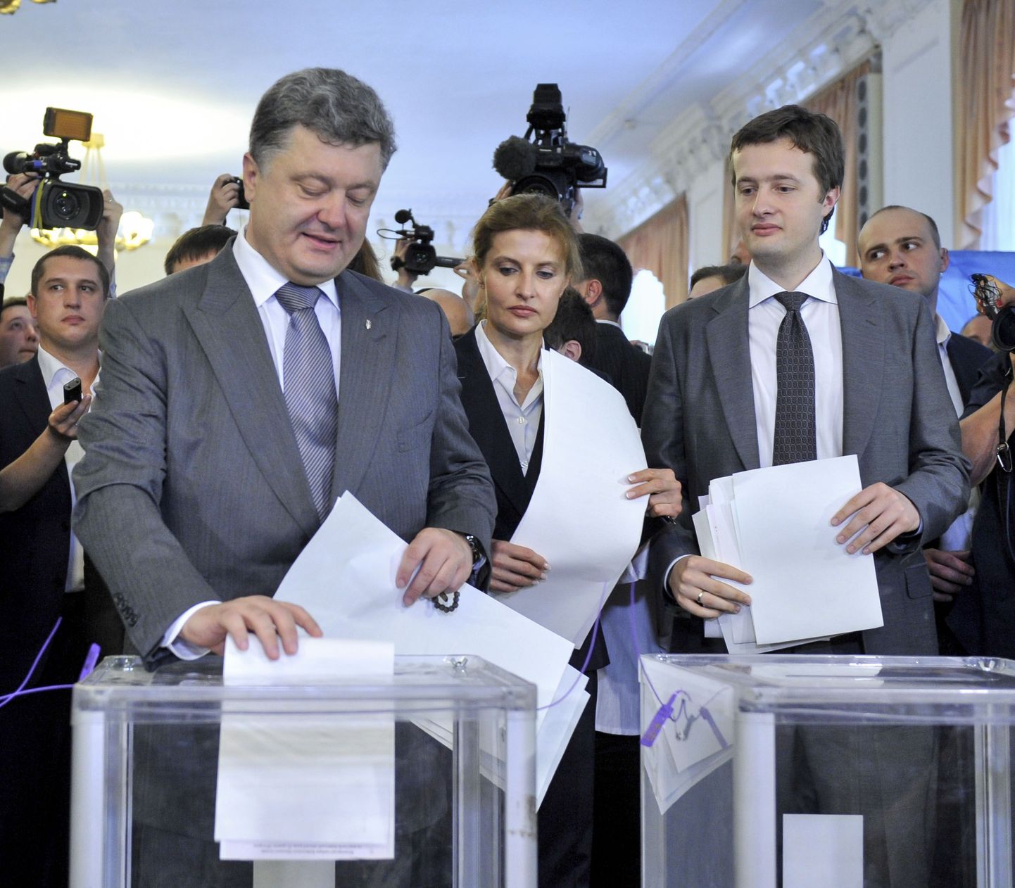 Ukraina president Petro Porošenko, tema abikaasa Marina ja nende vanim poeg Aleksei presidendivalimiste ajal Kiievi ühes valimisjaoskonnas.