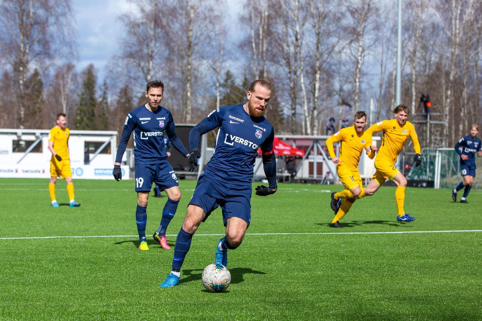 Mängus FC Kuressaare vastu teenis Paide linnameeskond 39. minutil Karl Mööli löögi järel 11 meetri karistuslöögi, mille realiseeris kindlalt Henri Anier (esiplaanil palliga), kes on nüüd sellel hooajal nelja mänguga löönud neli tabamust.