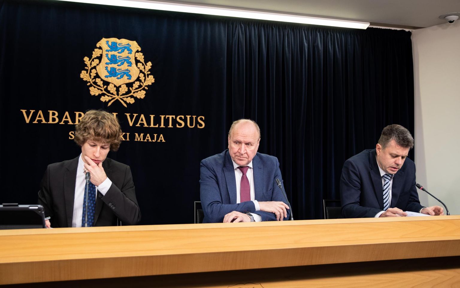 Sotsiaalminister Tanel Kiik, siseminister Mart Helme ja välisminister Urmas Reinsalu eilsel pressikonverentsil.
