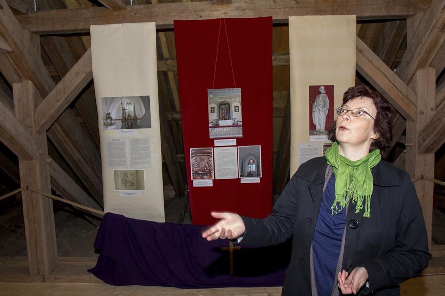 Kõpu vaimulik Hedi Vilumaa ootab kõiki kiriku katuse alla rajatud õdusat näitusesaali uudistama.