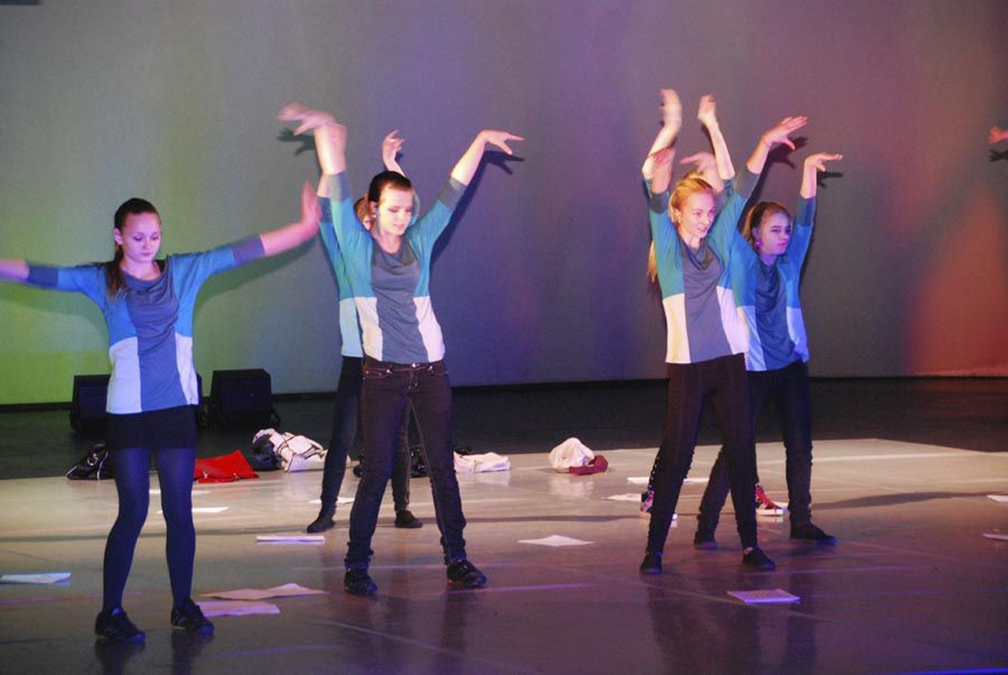 S-stuudio neiud esitasid rütmika show-tantsu «Eksamiperiood».