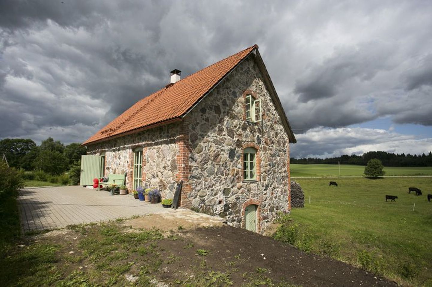Jäneda kandis Aru mõisas on renoveeritud kunagine  köök-ait, kuhu sisenedes võib tunda vana aja hõngu.