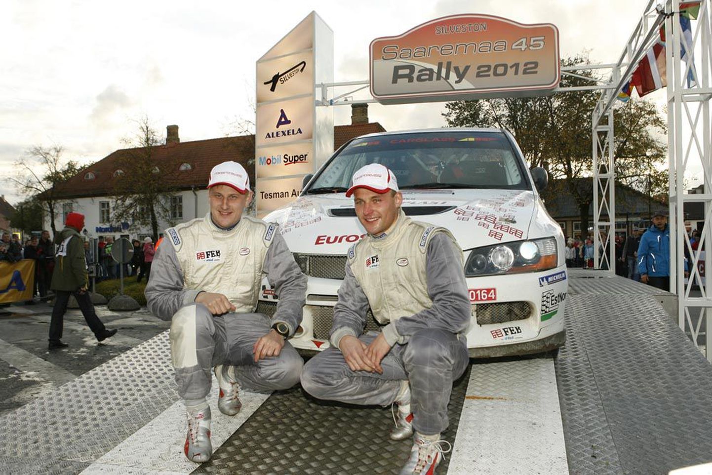 Rainer Aus (paremal) ja Simo Koskinen võidukana Kuressaares hooaja viimase ralli finišis.