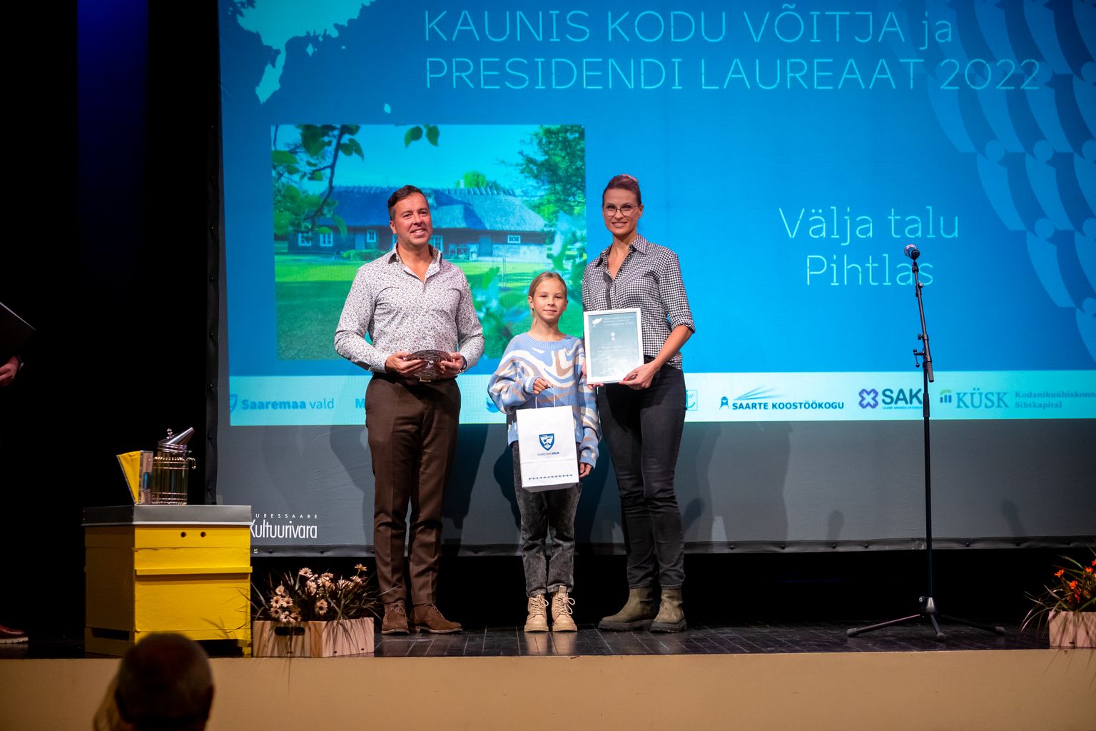 VÄLJAST VÄLJALE: Tallinlasest tohter Martin Lepiksoo koos finantsistist abikaasa Katrini ja tütar Martaga naudivad Saaremaal olemist oma Välja talus. Talu esitati kauni kodu konkursil presidendilt tunnustuse saamiseks.