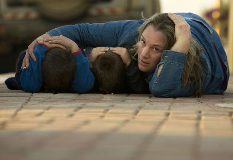 Juudi naine ja tema kaks last on Gazast tuleva raketirünnaku eest pikali heitnud. / Scanpix