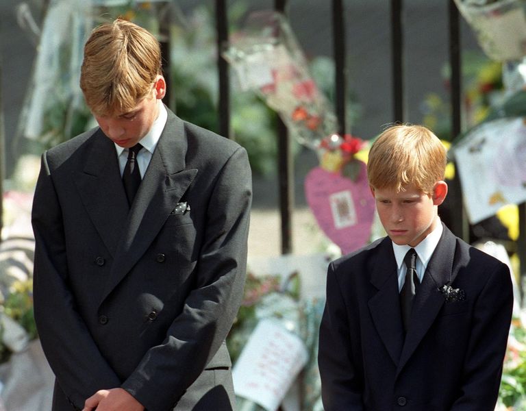 Printsid William (vasakul) ja Harry oma ema matustel.