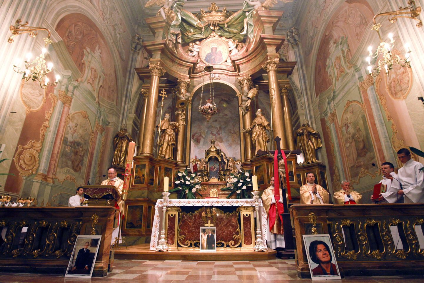 Poola lahkunud presidendipaari mälestuseks peetud missa pealinna Püha Anna kirikus.
