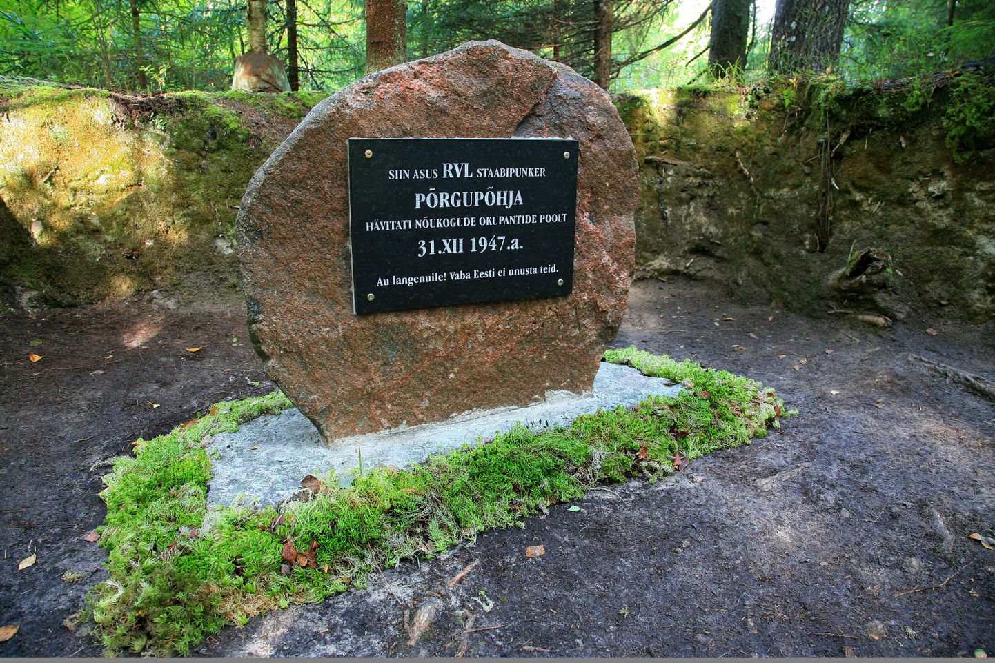 Metsavendadele pühendatud mälestuskivi Vana-Vigalas.