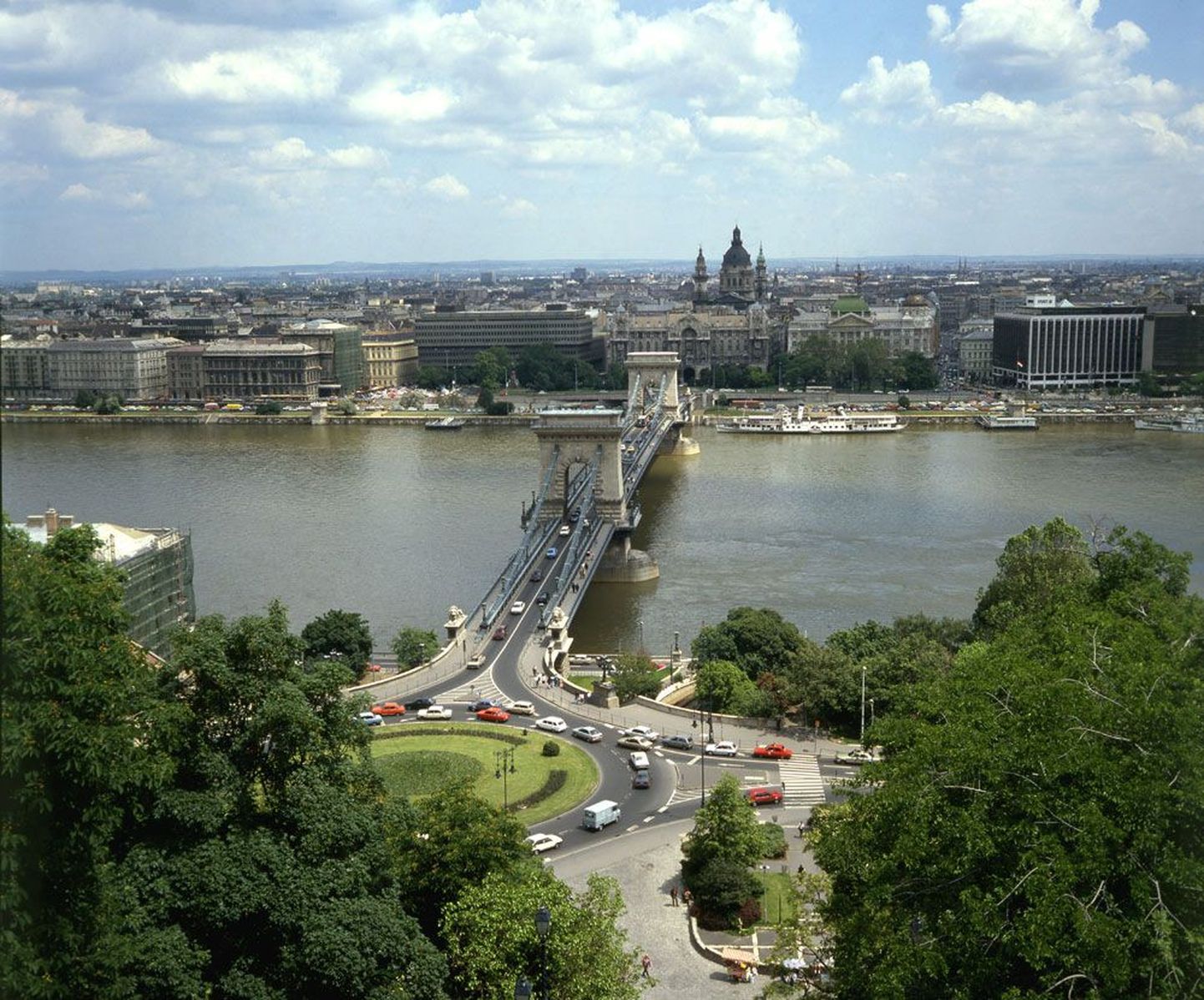 Széchenyi kettsild üle Doonau jõe on üks linna tuntumatest vaatamisväärsustest.