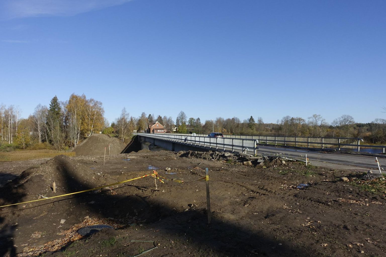 Ajutise jalakäijatesilla ehituseks on veidi ettevalmistusi juba Toris tehtud.