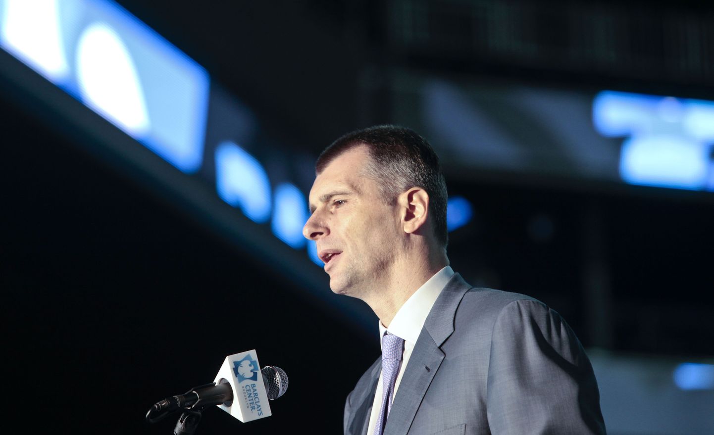 Михаил Прохоров выступает на открытии арены "Бруклин Нетс" в Нью-Йорке.