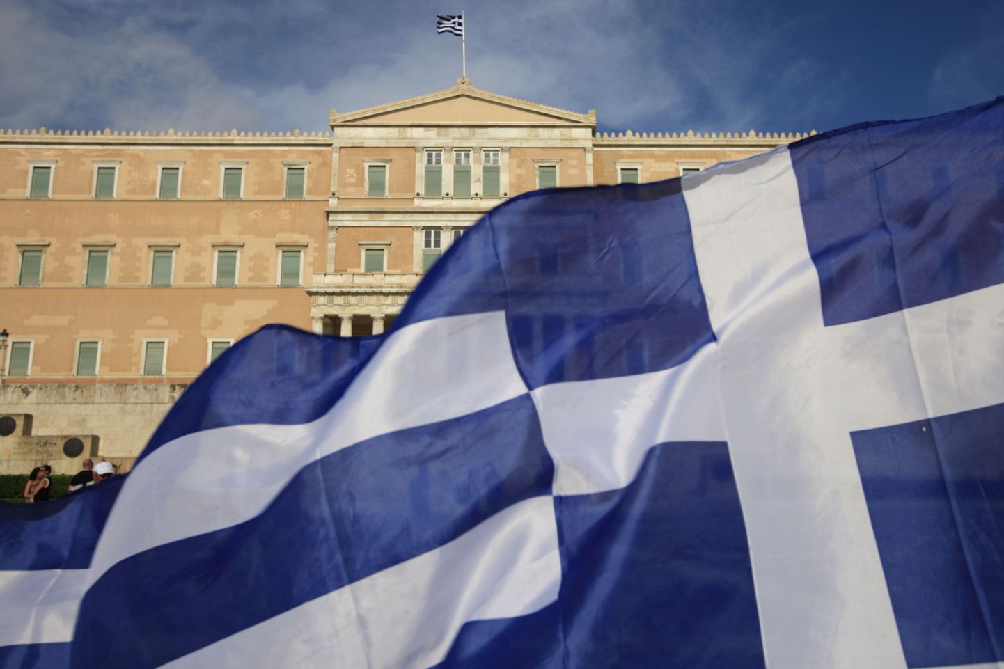Kreeka lipu tagant paistab riigi parlamendihoone.