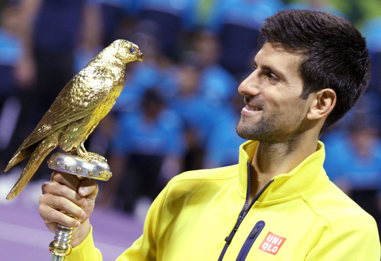 Novak Djokovic Katar Openi trofeega. Naeratmiseks on põhjust.