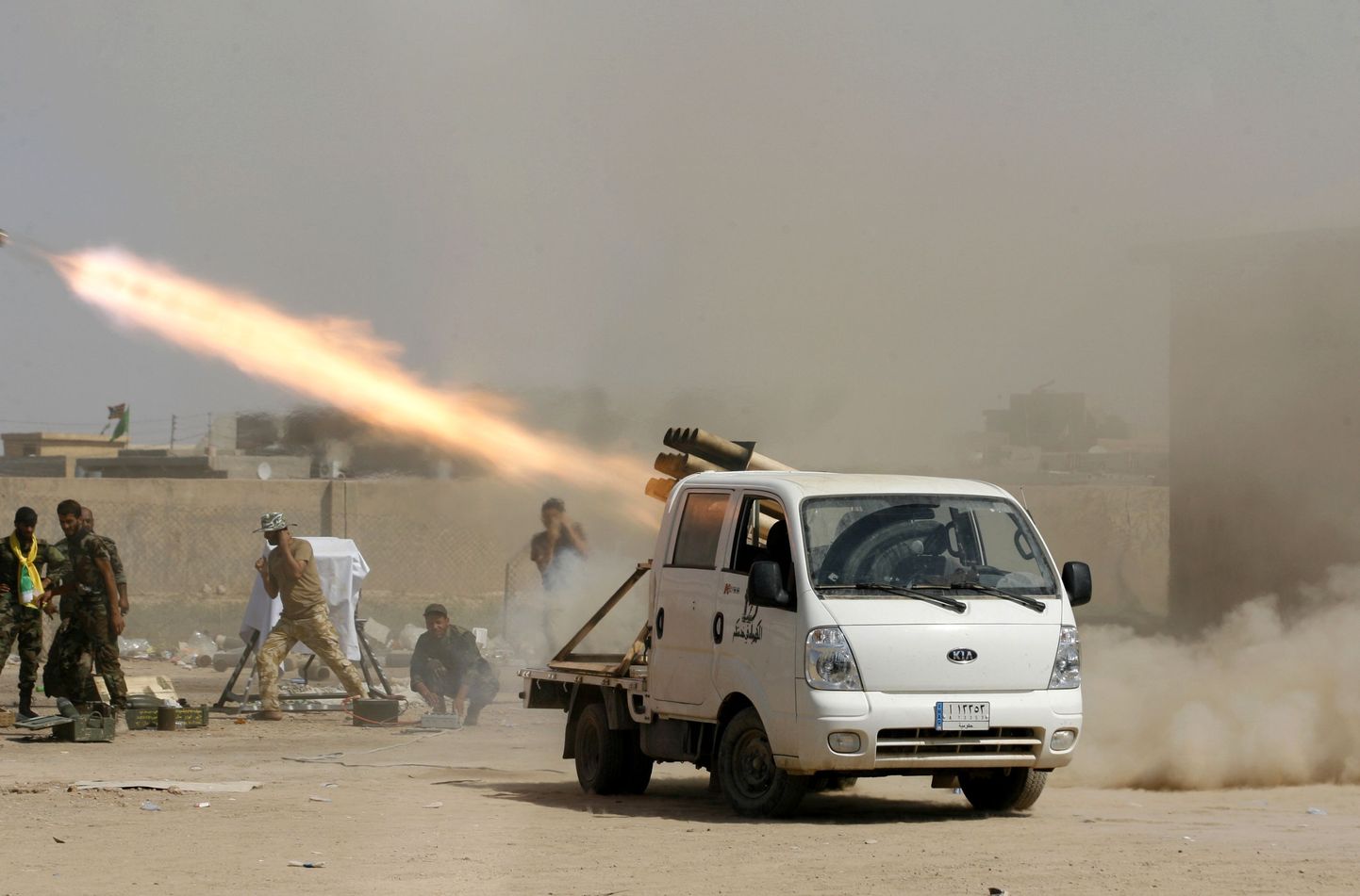 Iraagi julgeolekujõud ja šiiitidest korrakaitsjad tulistavad Islamiriig positsioone Amirli lähistel.