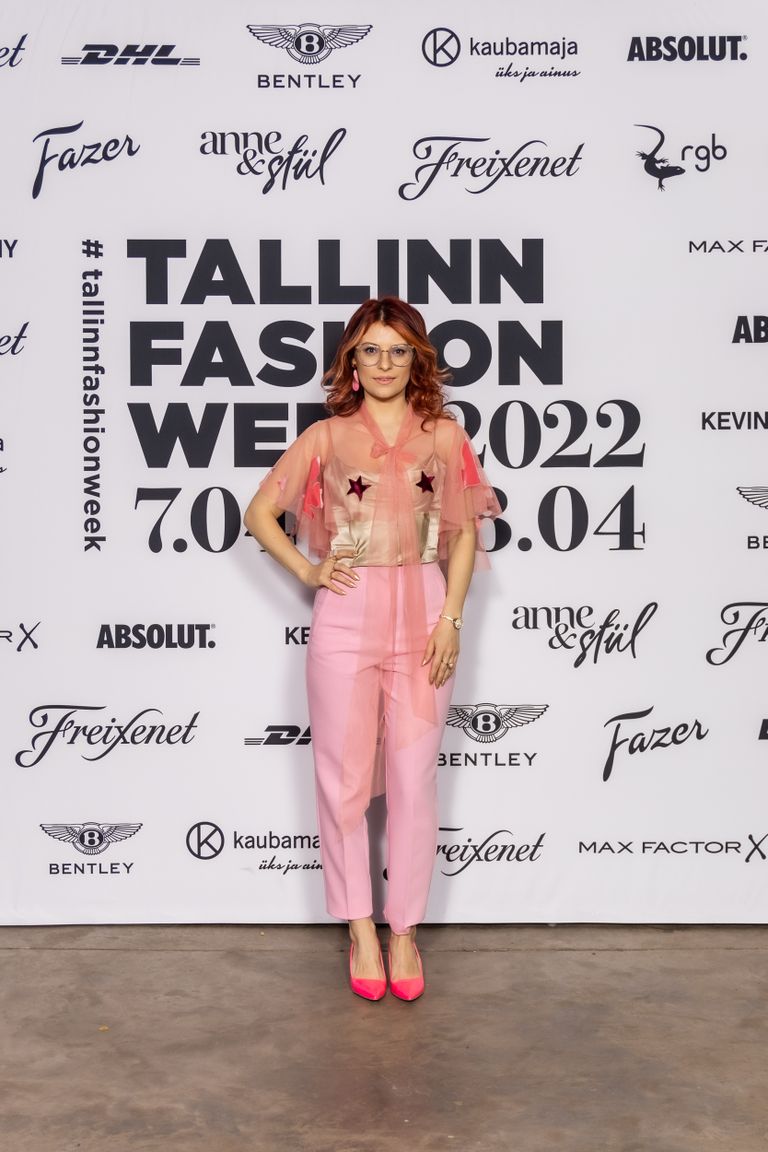 TFW kommunikatsioonijuht Meisi Volt säras teisel päeval veelgi eredamalt olles kokku sobitanud Embassy of Fashioni moetalendi Ketlin Bachmanni lendavad põrsad, roosad püksid ja neoonkontsad. Vaata ja siis vaata veel järele!