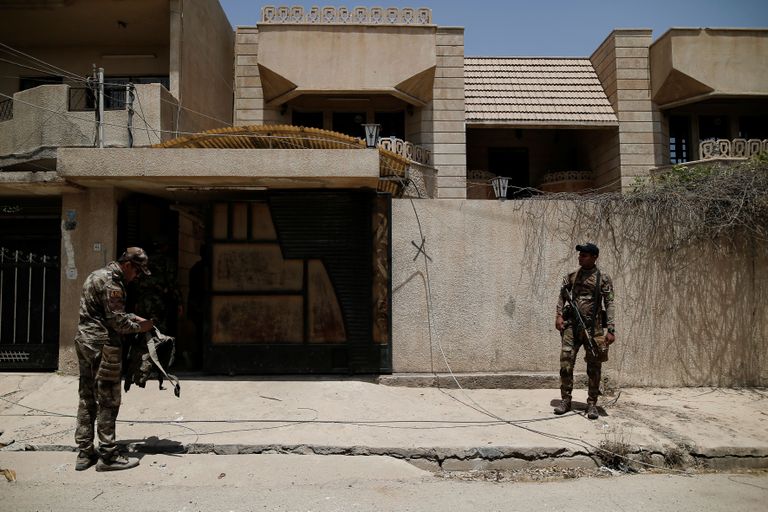 Iraagi armee sõdurid valvamas hoonet, kus hoitakse Islamiriigi võitlejaid