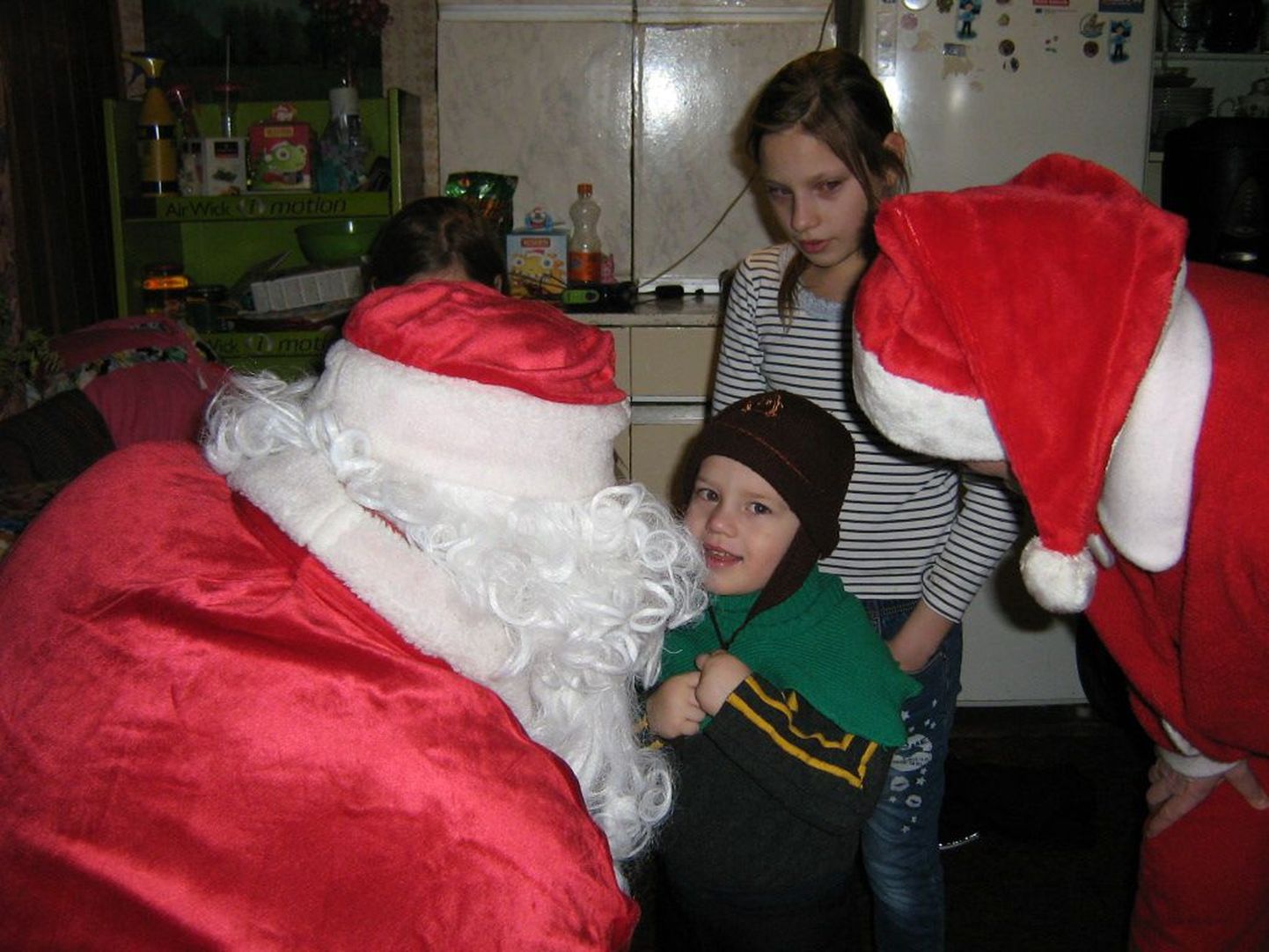 Traditsiooniliselt külastas jõuluvana sel õhtul linna kitsikuses olevate perede lapsi, kes pärast jõulusalmi lugemist said kommipaki.