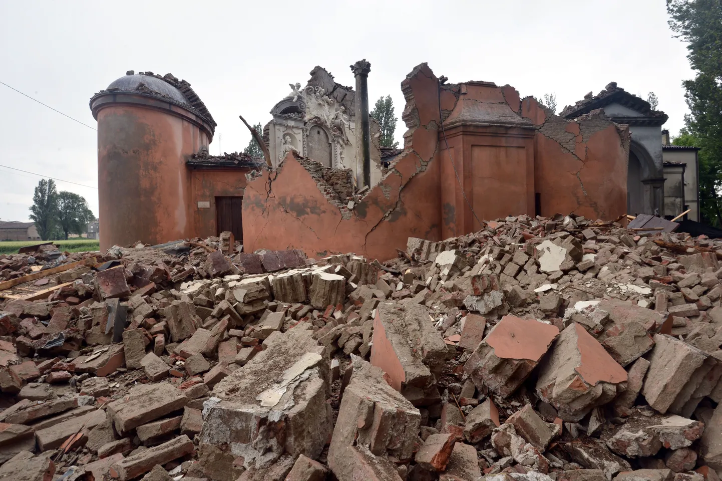 Maavärina tagajärjel purunenud kirik Itaalias San Carlos.