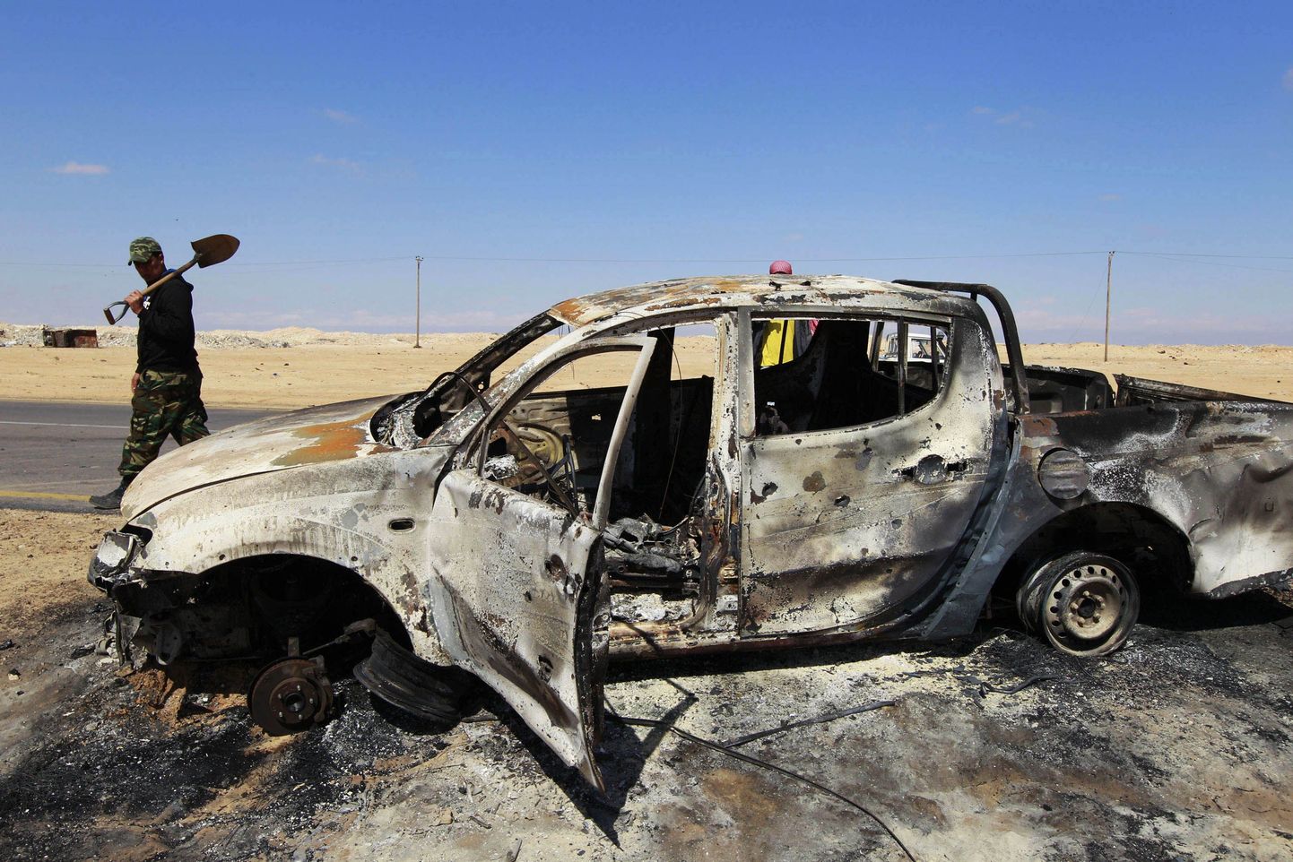 NATO õhurünnakute käigus tabamuse saanud auto vrakk eelmise aasta aprillis Ajdabiyas.