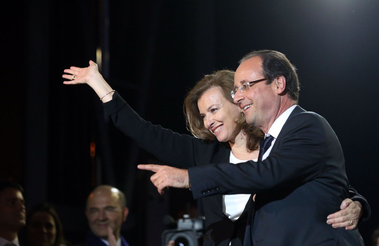 Prantsusmaa presidendiks valitud François Hollande tähistamas koos oma elukaaslase Valerie Trierweileriga eile Bastille´ väljakul oma valimisvõitu.
