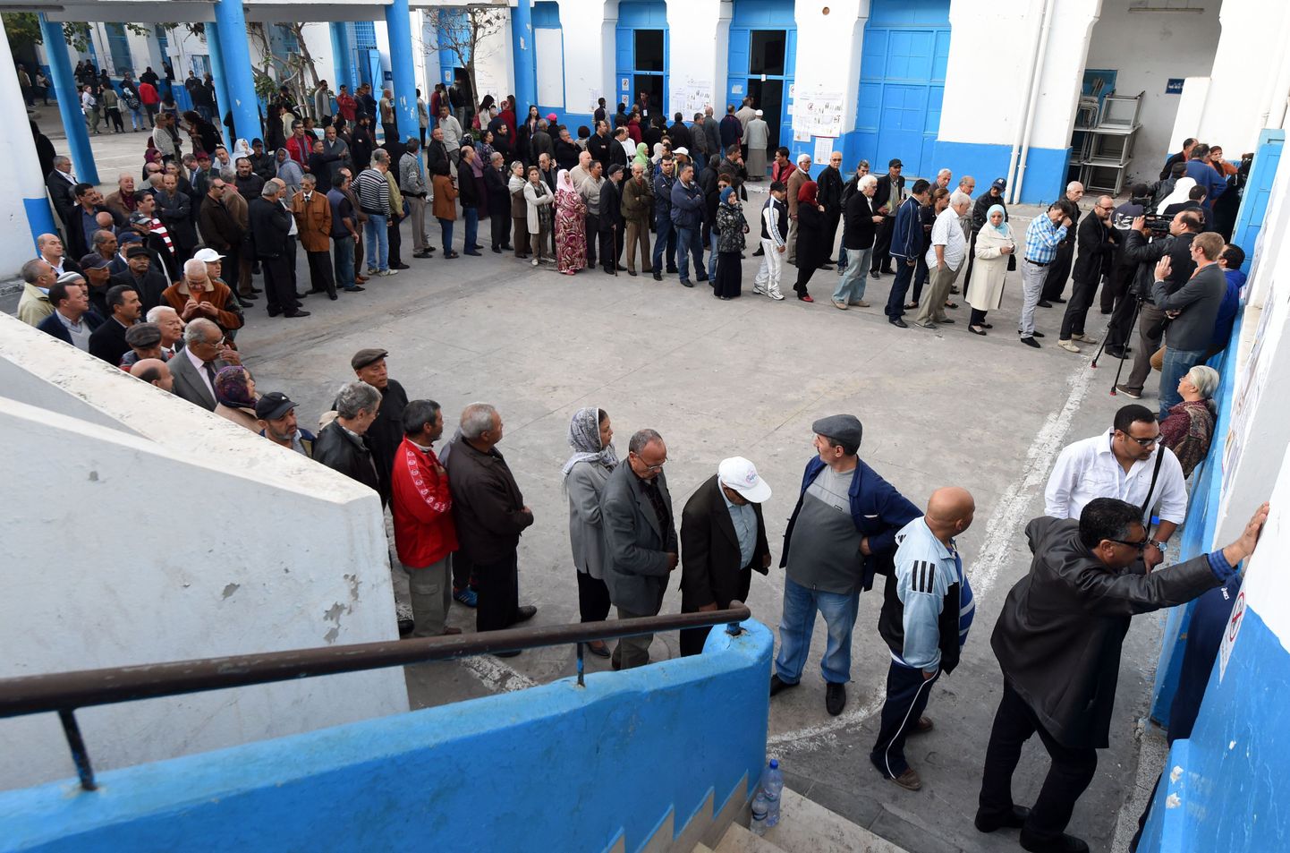 Tuneeslased täna pealinna Tunise valimisjaoskonnas hääletamissabas.