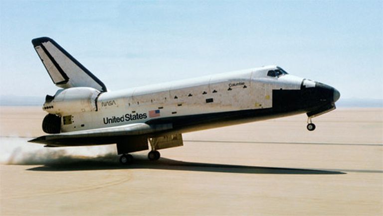 Columbia nolaišanās pēc pirmās kosmiskās misijas noslēguma 1981.gada 14.aprīlī 