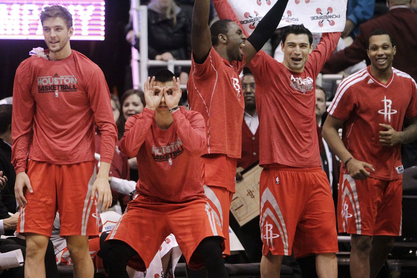 Houston Rocketsi mängijad suure võidu üle rõõmustamas.