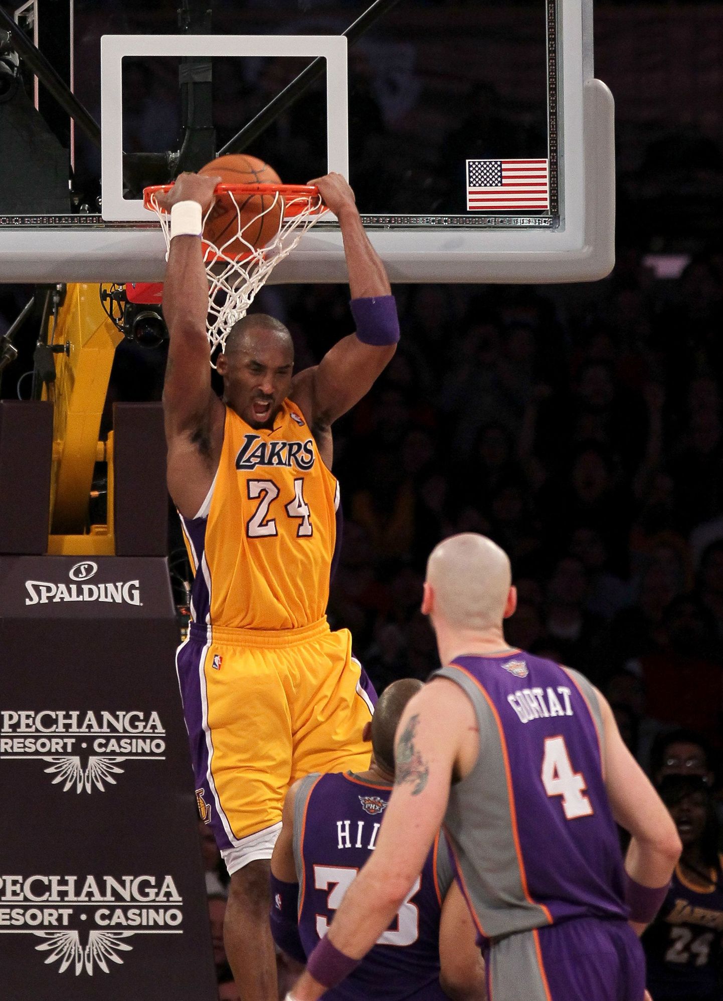 Los Angeles Lakersi staar Kobe Bryant on palli korvi surunud.