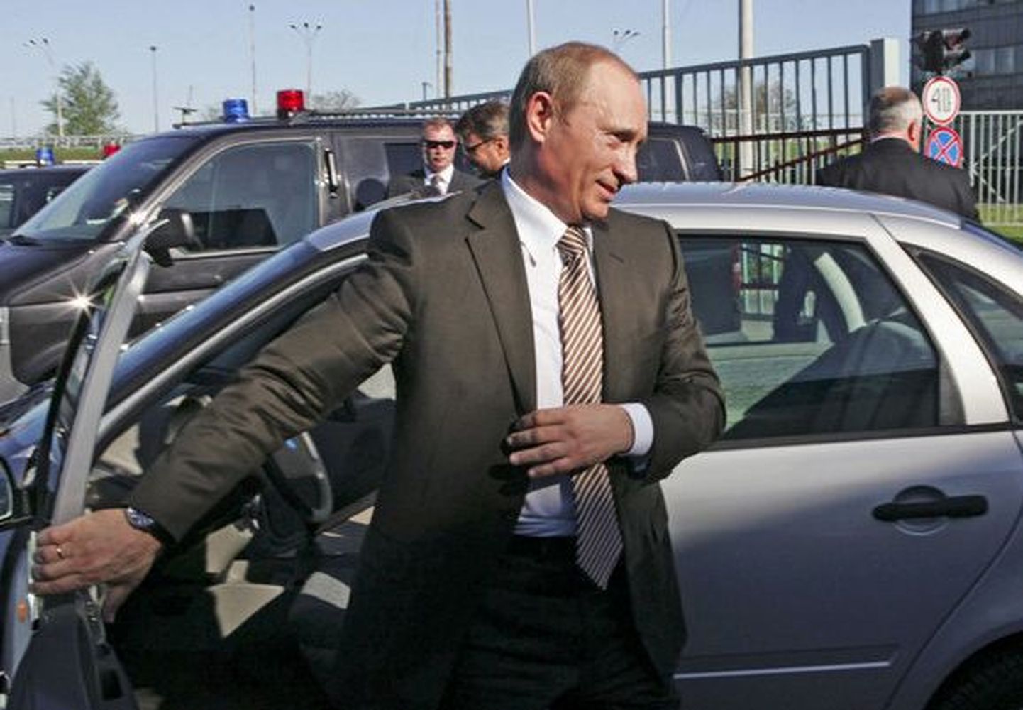 Владимир Путин выходит из Lada Kalina во время своего визита на Волжский автозавод.