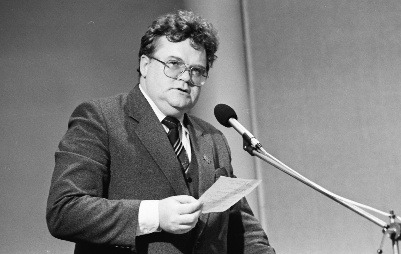 25.03.1990. Rahvarinde poliitiline rahvakoosolek Tallinna Tehnikaülikoolis, millel osalesid Leedu Ülemnõukogust külalised. Pildil Edgar Savisaar.