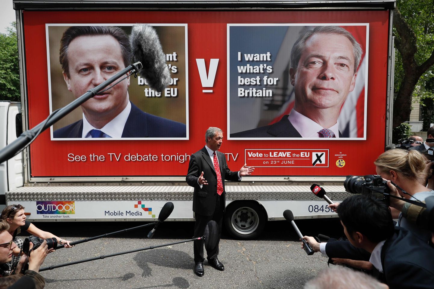 Ühendkuningriigi Euroopa Liidust lahkumise pooldaja, Iseseisvuspartei (UKIP) juht Nigel Farage rõhutas teledebati eel üles riputatud plakatitel, et tema seisab oma riigi ja peaminister David Cameron Euroopa Liidu eest.