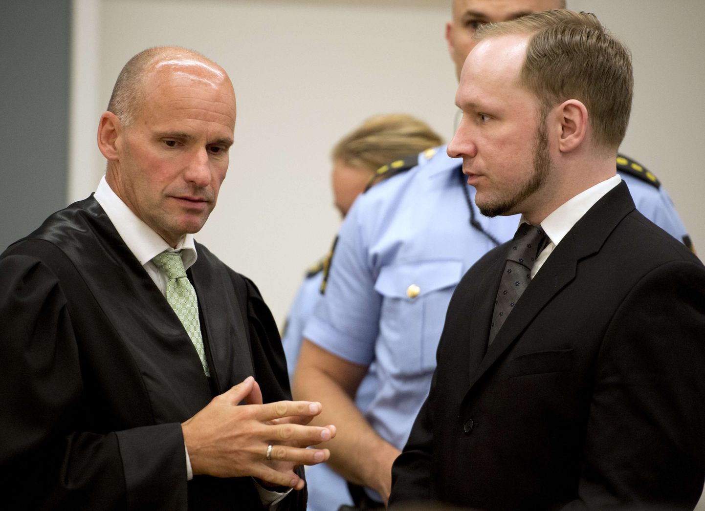Norra massimõrvar Anders Behring Breivik koos oma advokaadi Geir Lippestadiga (vasakul) Oslo kohtumajas 24. augustil 2012.