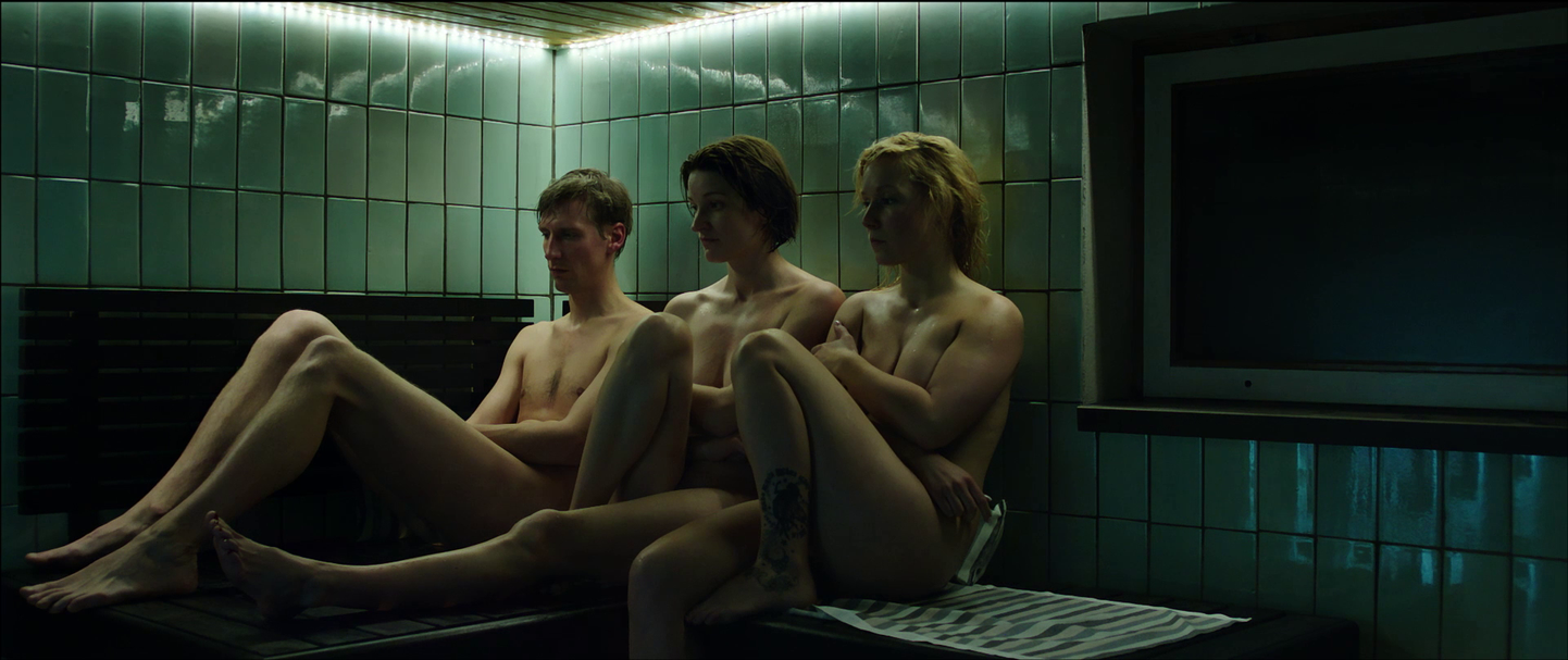 Lenna Kuurmaal on Aku Louhimiesi filmis "Vuosaari" väike kõrvalosa. Filmis on ka stseen, kus Lenna tegelane on oma armukese ja selle naisega koos saunas. Loomulikult alasti.