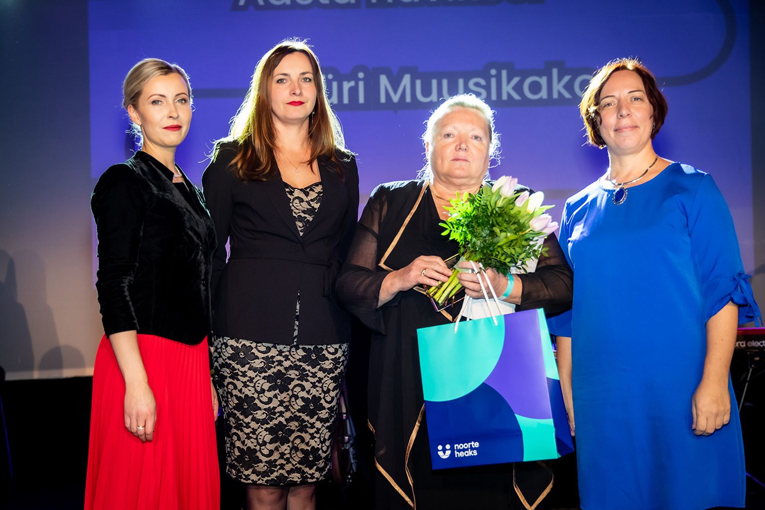 Türi muusikakooli direktor Silja Aavik (vasakult kolmas) aasta huvikooli tiitlit vastu võtmas.