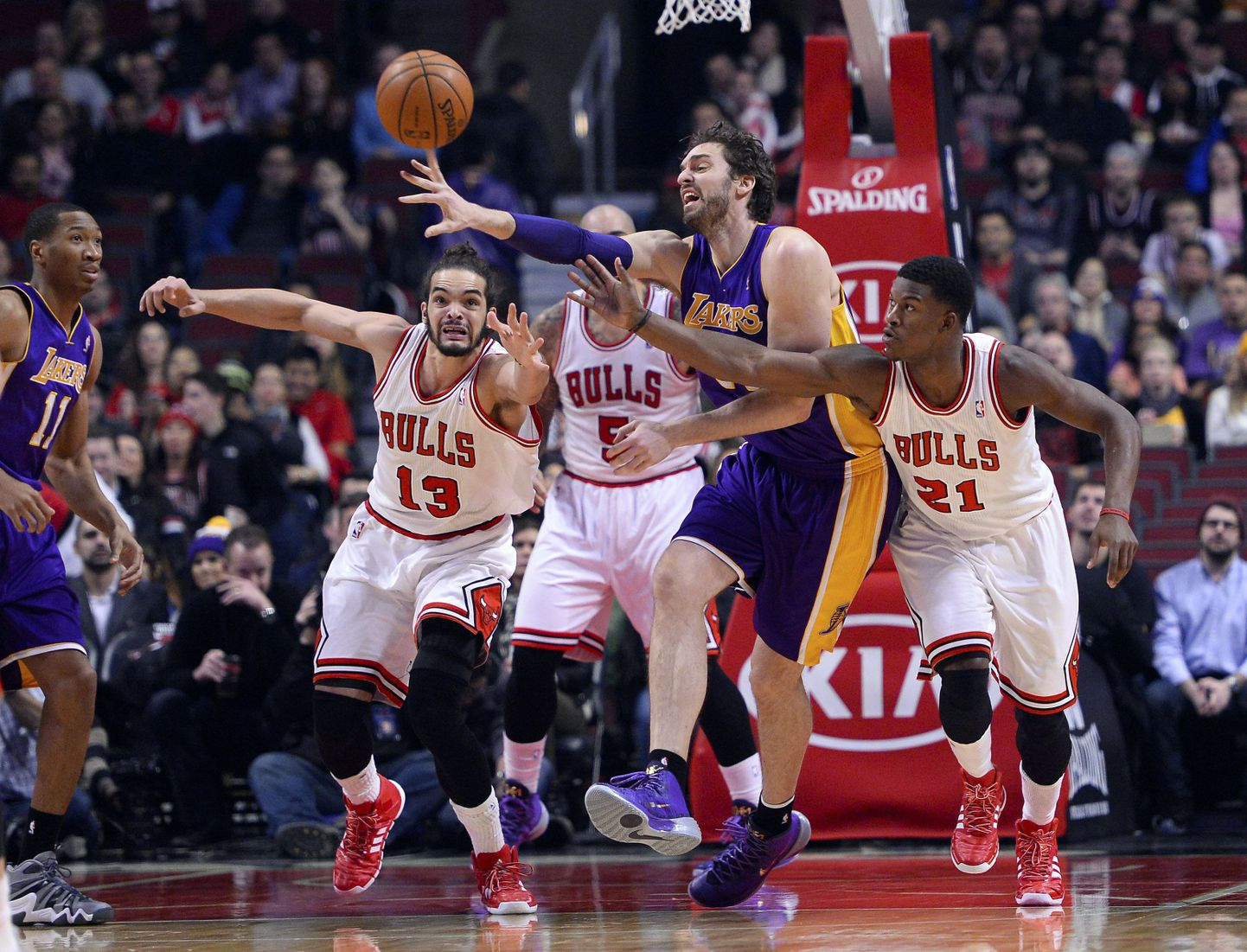 Pau Gasol (keskel) on kolme Chicago Bullsi mängija vastu hätta jäänud.