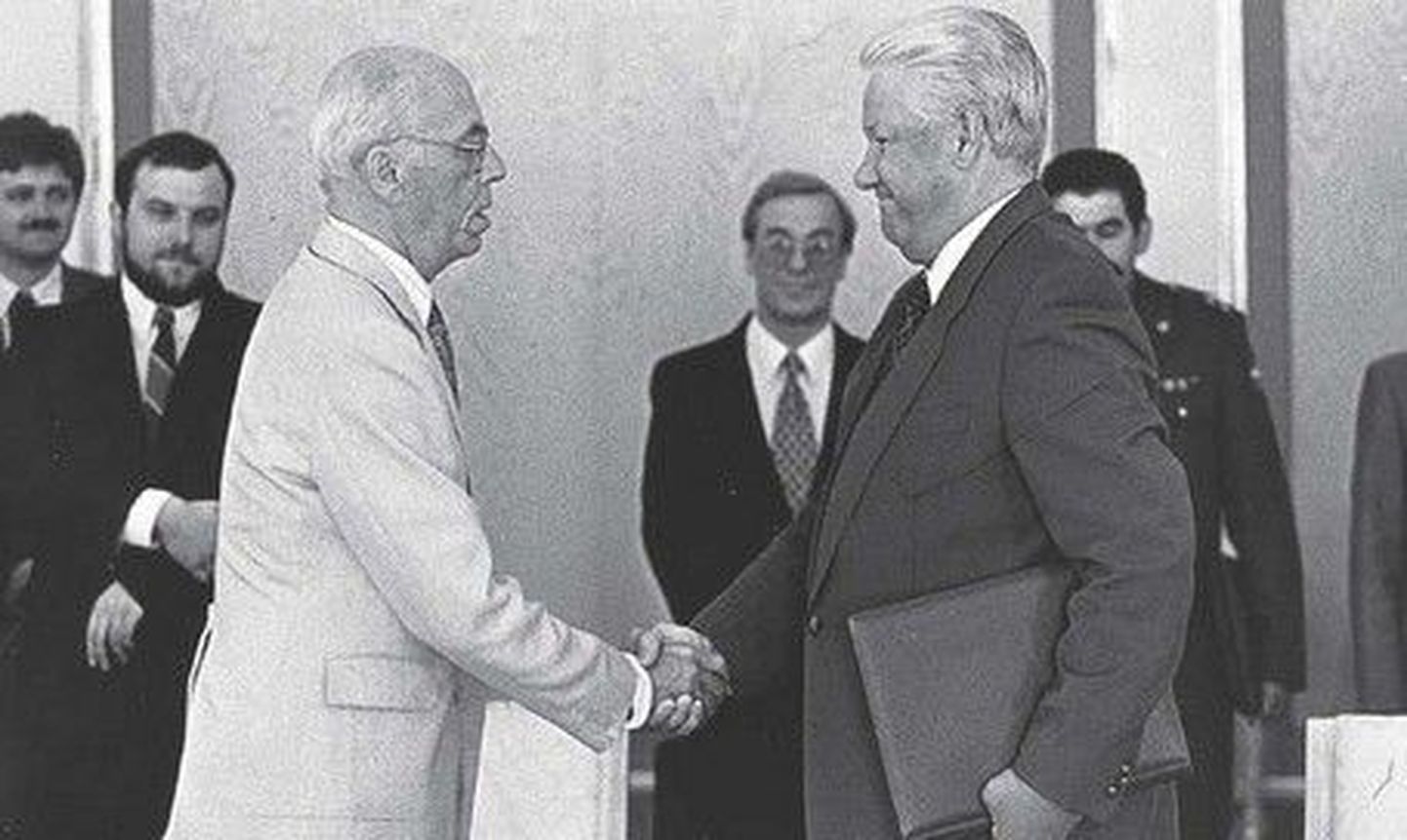 President Lennart Meri ja president Boriss Jeltsin juulilepinguid sõlmimas 1994. aastal. Taamal toonane välisminister Jüri Luik.