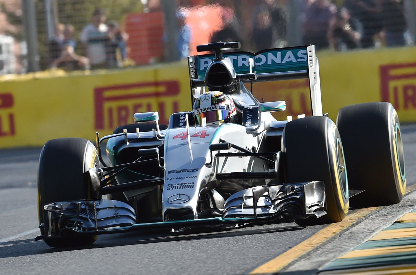 Mercedes AMG Petronas F1 Team под управлением Льюиса Хэмилтона на трассе Гран-при Австралии.