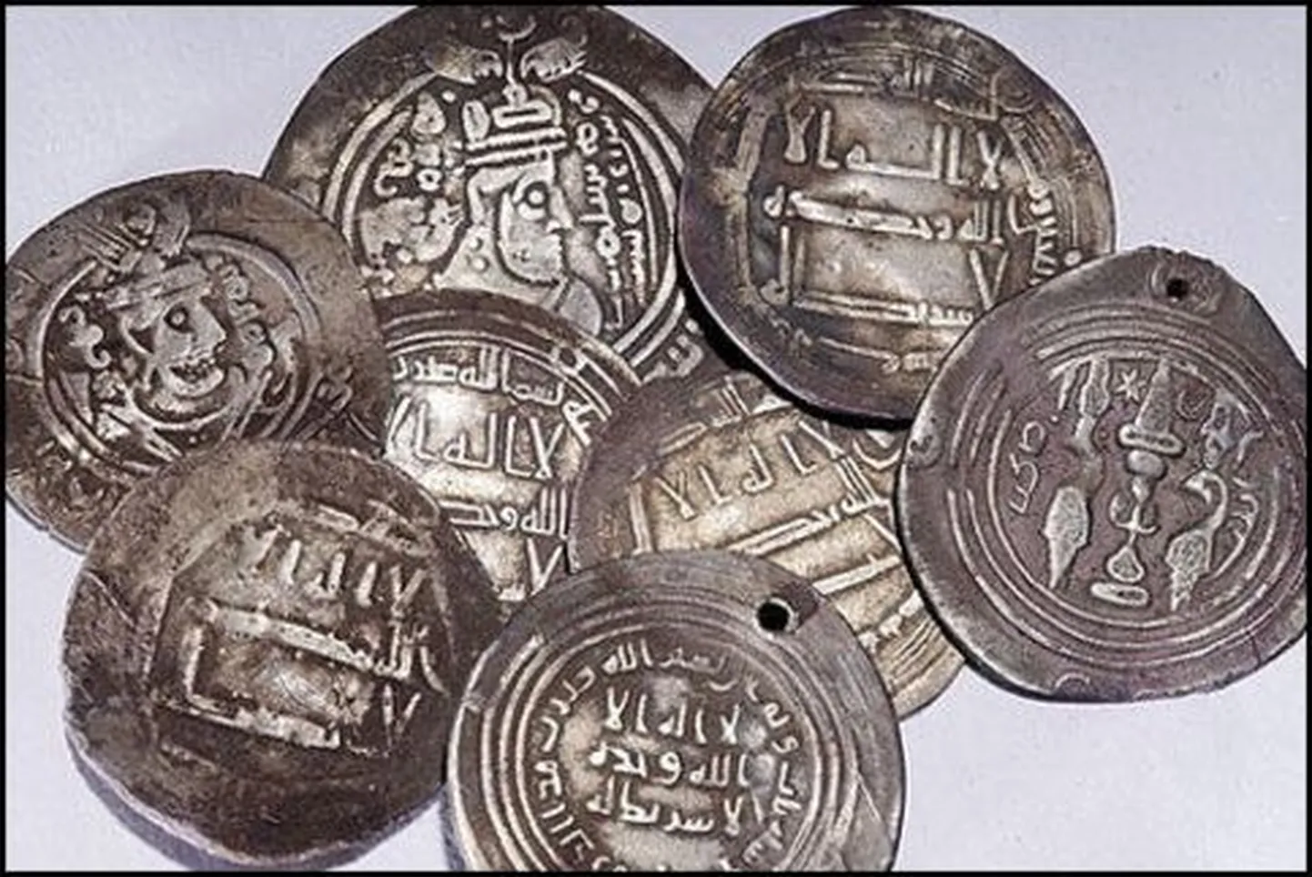 Fotol olevad vanad mündid ei ole leiuga seotud..