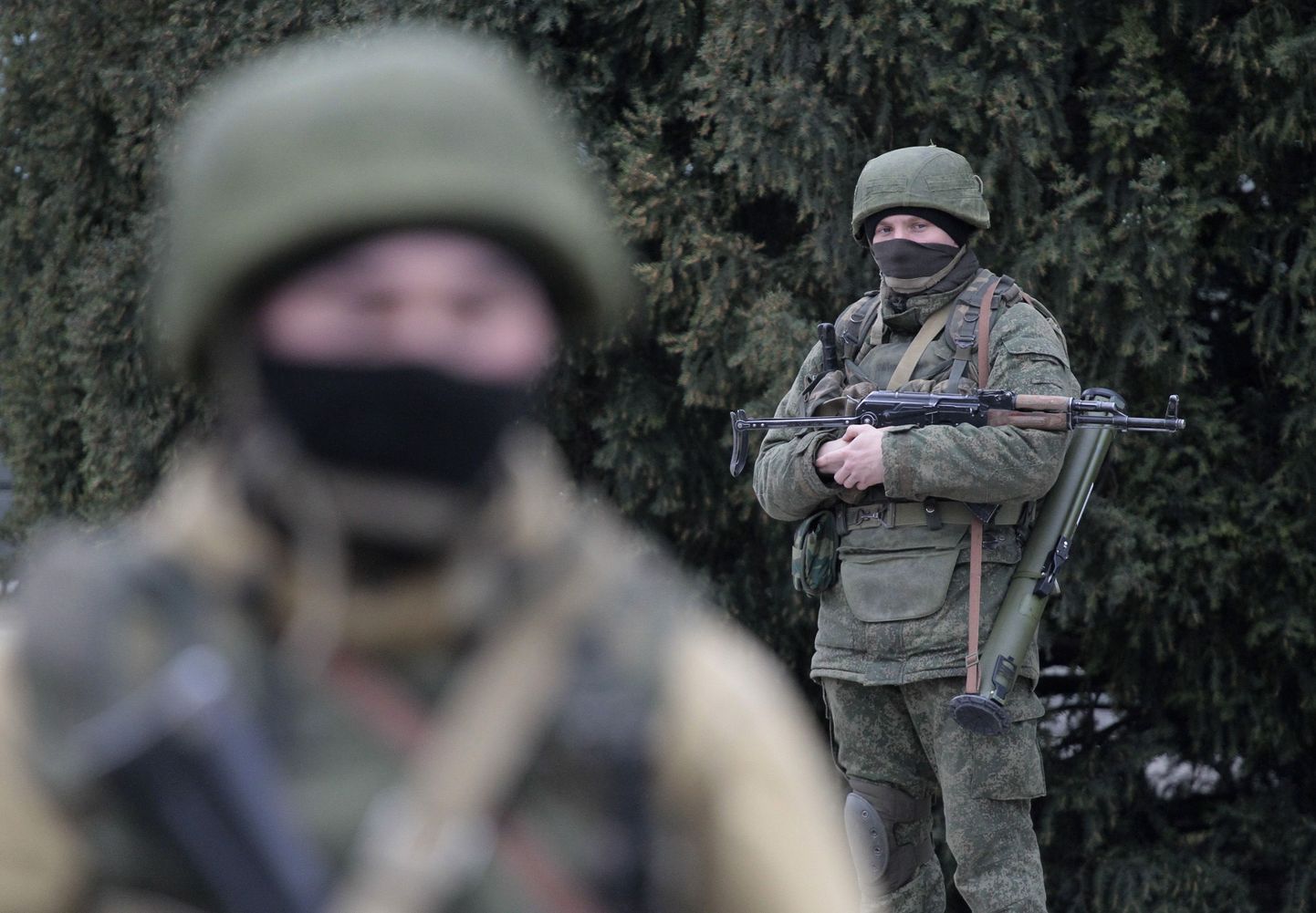 Relvastatud patrull Krimmi parlamendihoone juures Simferoopolis.