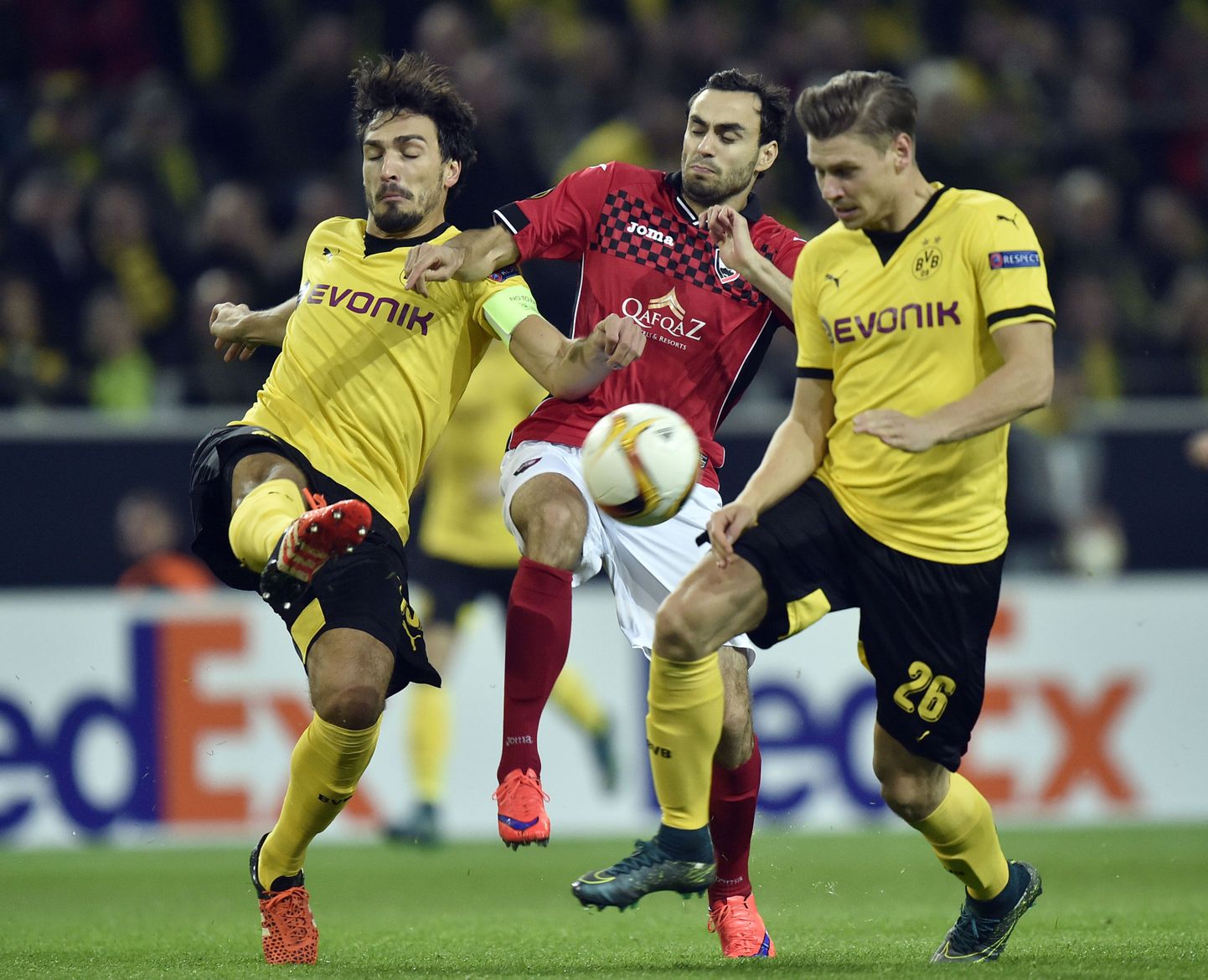 Sergei Zenjov (keskel) võitleb Gabala särgis Dortmundi Borussia tähtede Mats Hummelsi (vasakul) ja Lukasz Piszczeki vastu.