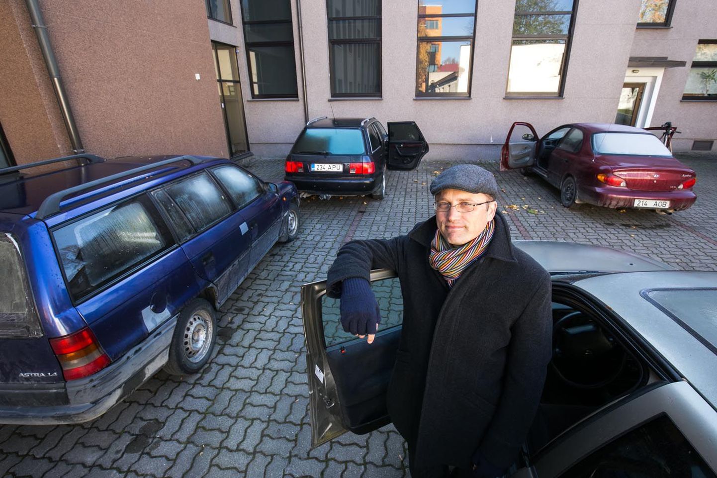 Järva maasekretär Rainer Eidemiller tutvustab maavalitsuse hoovis seisvaid autosid, millega on varem ringi sõitnud roolijoodikud.