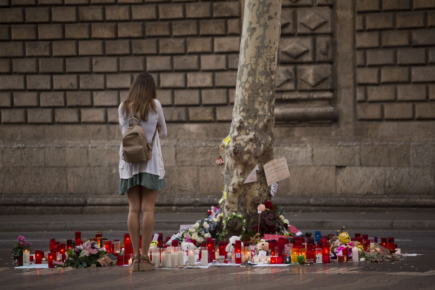 Naine mälestamas Barcelonas toimunud rünnakus hukkunuid.