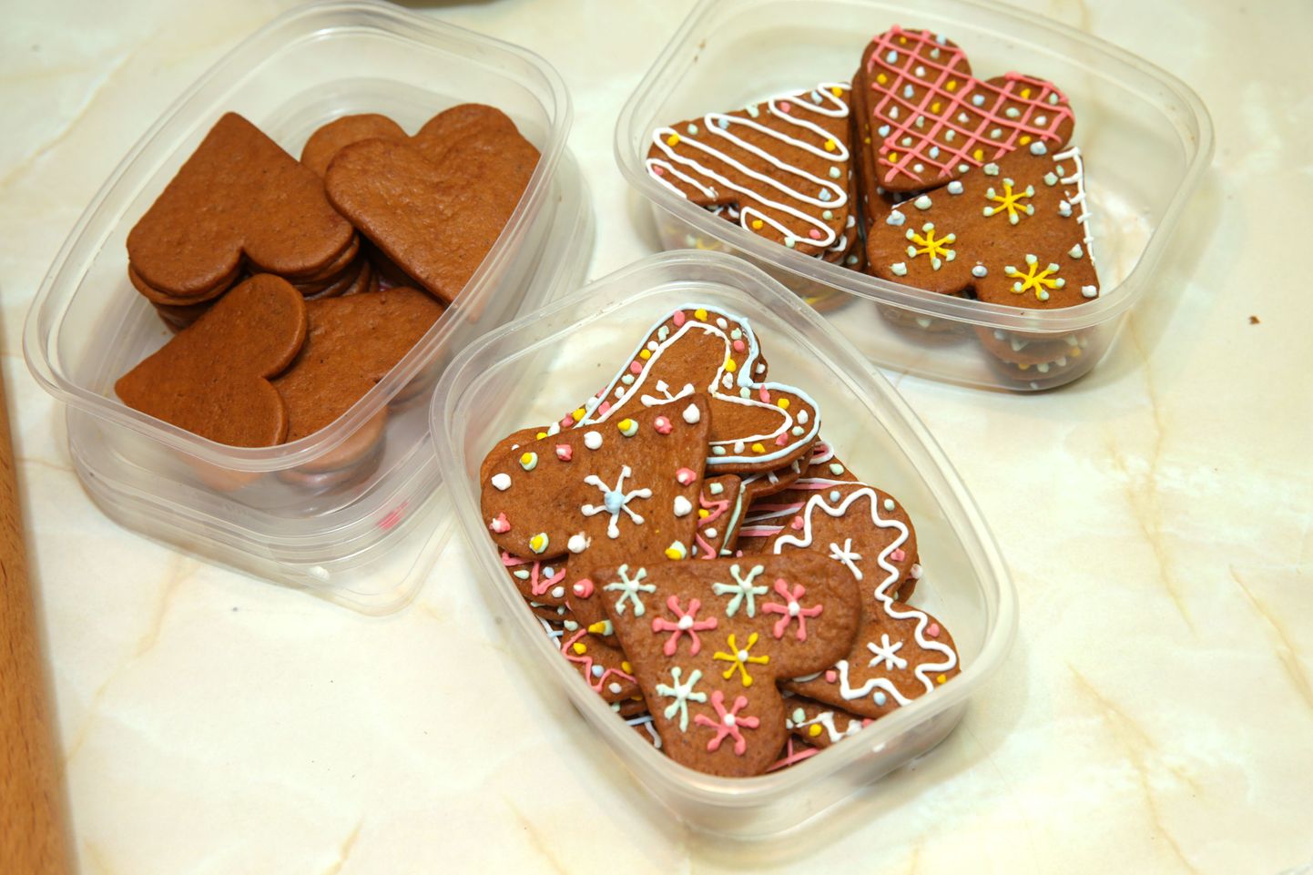Kodust toodud piparkoogid, mis on valmistatud enda piparkoogitainast ja ise glasuuritud.