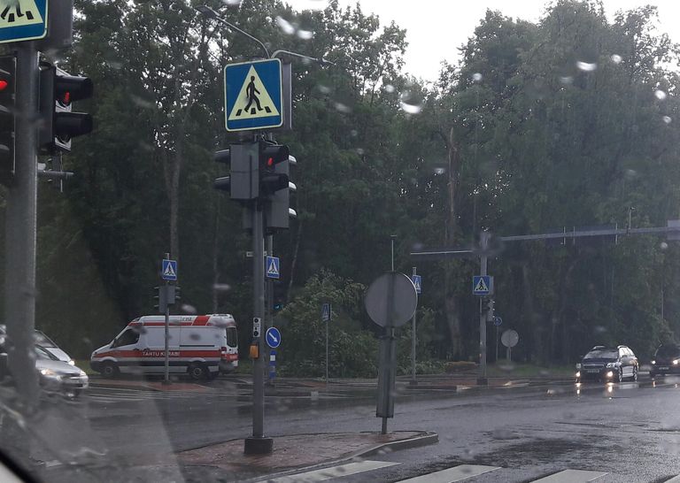 Женщину, на которую упало дерево, бригада скорой помощи доставила в Клинику Тартуского университета. / Postimees.ee фото читателя