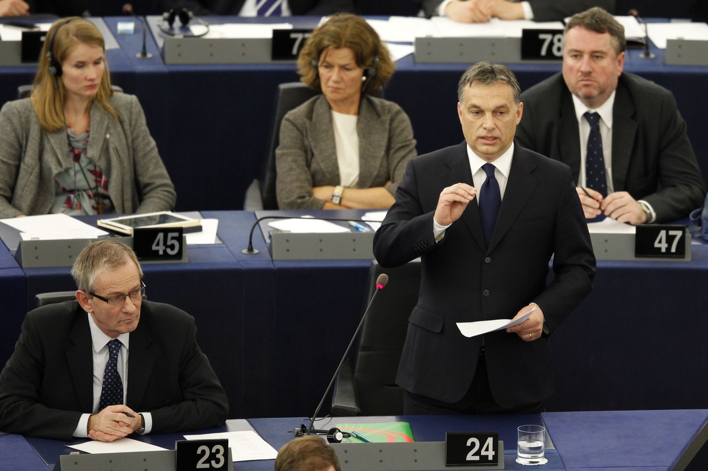 Ungari peaminister Viktor Orban (nr 24) Euroopa Parlamendi ees.