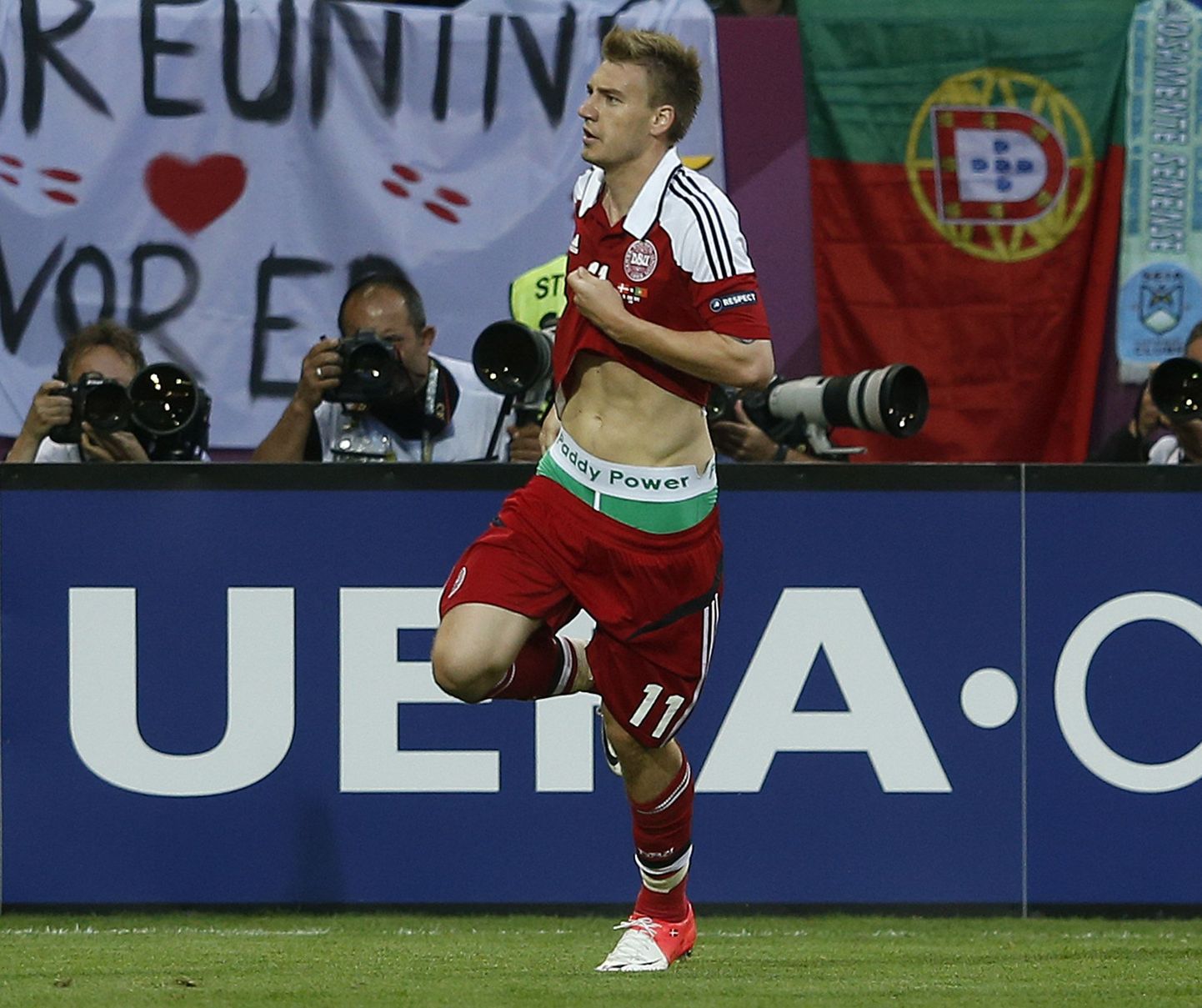Taani jalgpallikoondislane Nicklas Bendtner sai Euroopa Jalgpalliliidult (UEFA) karistada, kuna paljastas väravat tähistades sponsorlogoga aluspüksid.