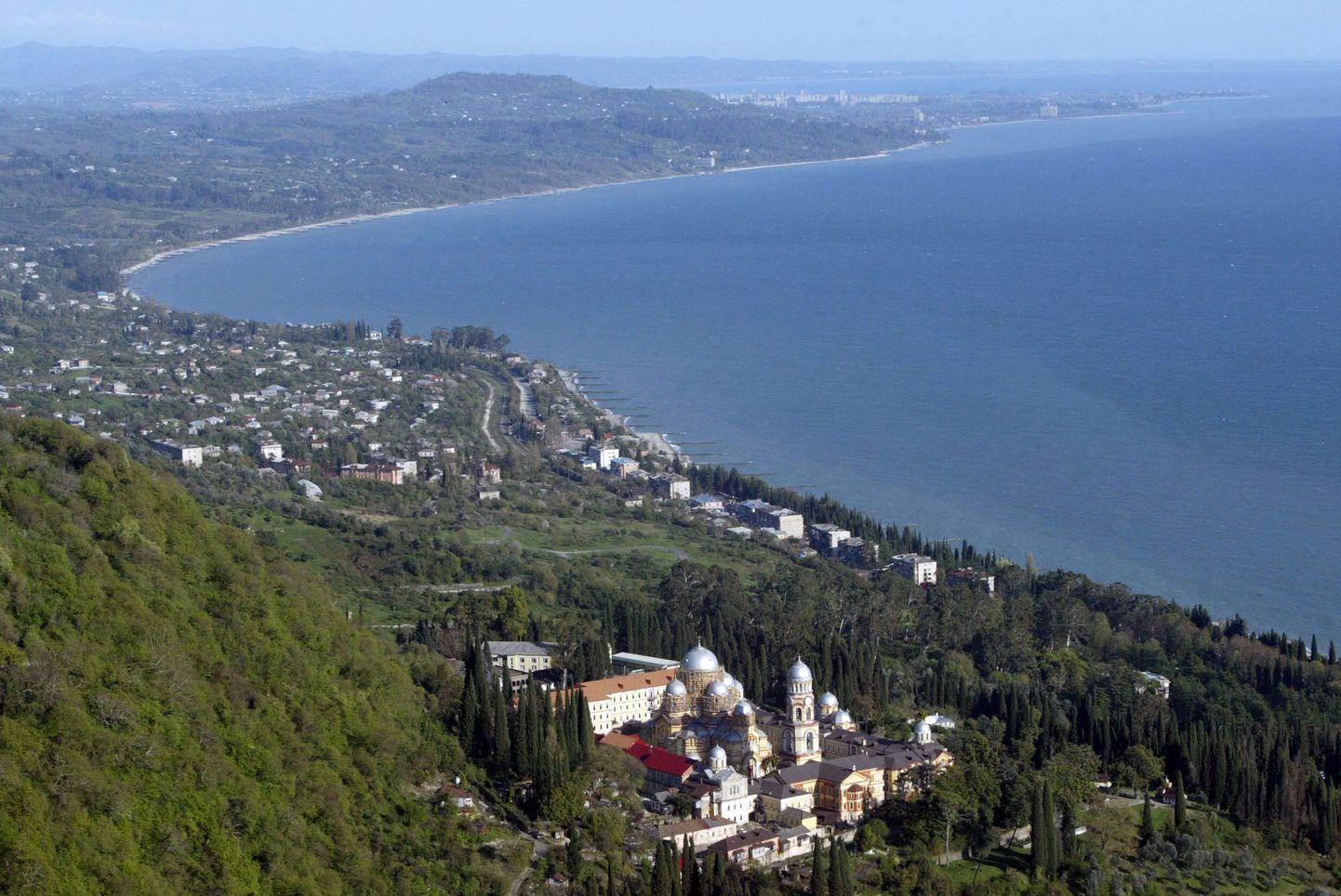 Побережье Черного моря в Абхазии близ Сухуми.