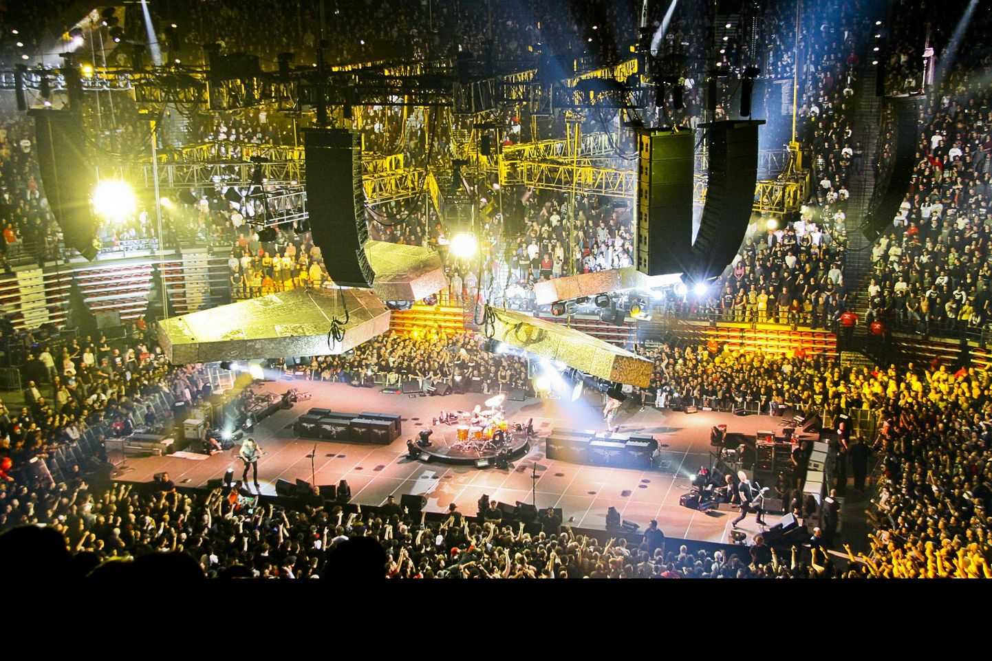 Metallica keskel, rahvas murdu ümberingi - nii see bändi esinemine „Arena Rigal" olema saab.