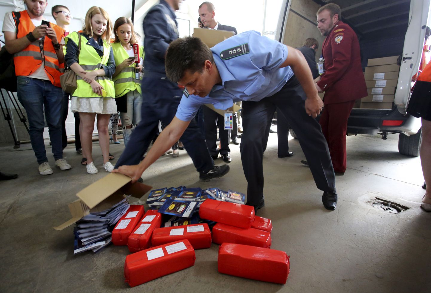 Vene politseinik paljastamas lääne sinki ja juustu.