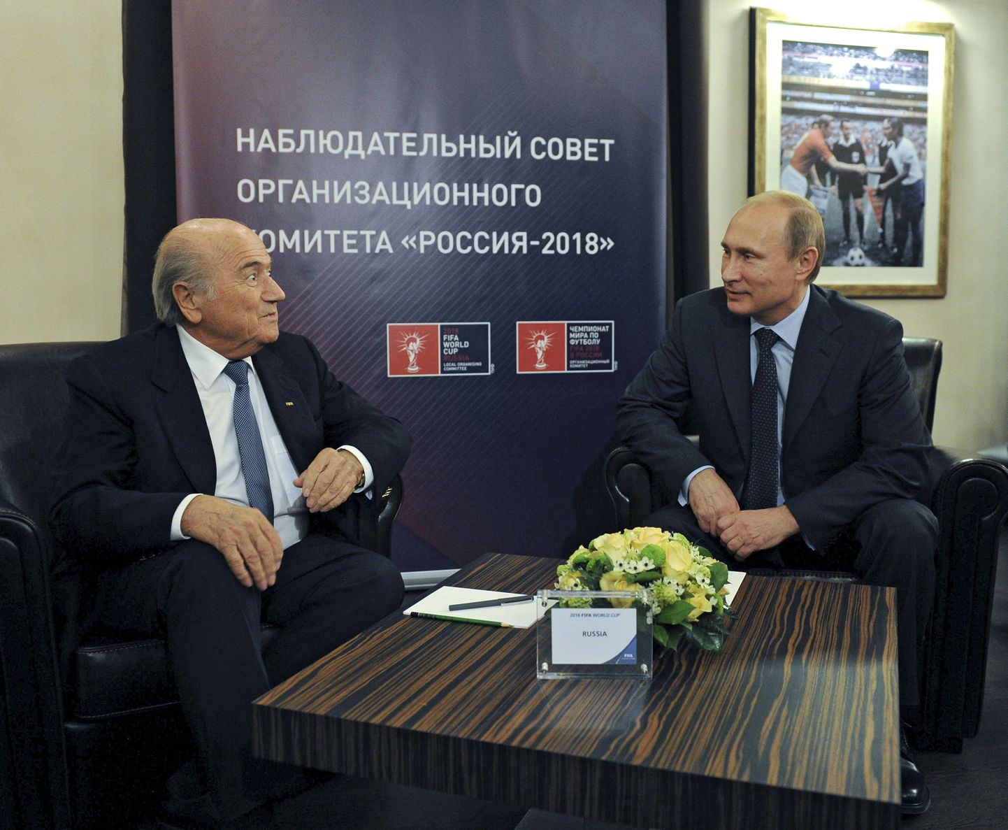 Президент ФИФА Блаттер (слева) проводит встречу с президентом РФ Владимиром Путиным.